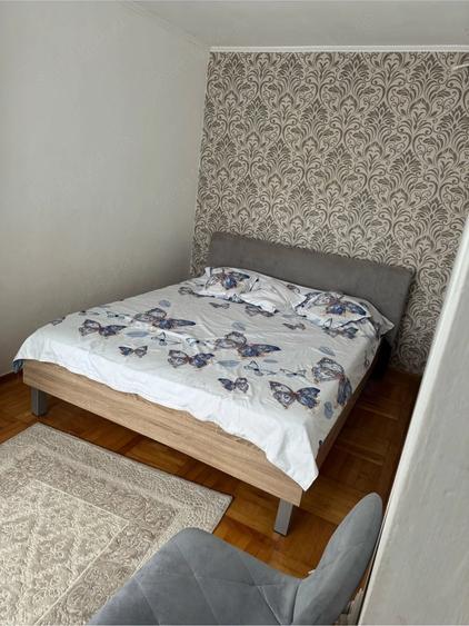 Apartament cu 3 camere semidecomandat în Micro 6