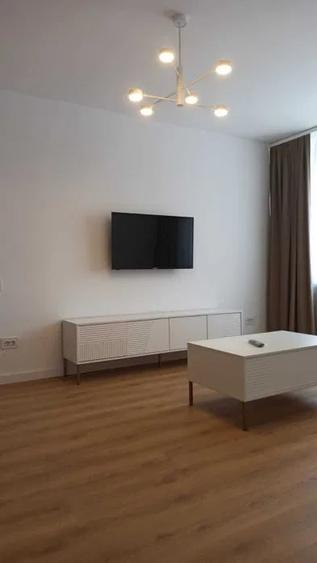 Apartament cu 3 camere semidecomandat, mobilat în Semicentral