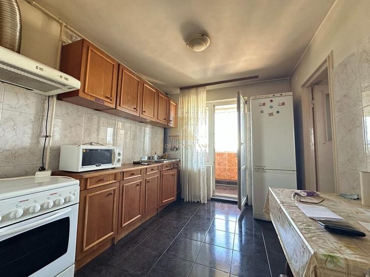 Apartament cu 3 camere semidecomandat în Astra