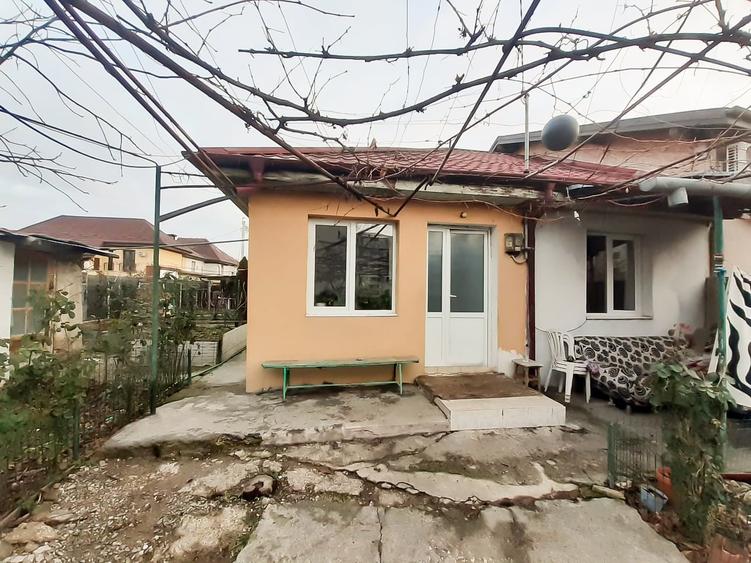 Casă cu 3 camere cu Teren 400 Mp în Podul de Piatră