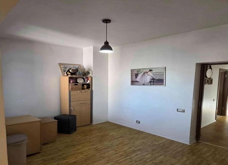 Casă cu 5 camere cu Teren 240 Mp în Barbu Văcărescu