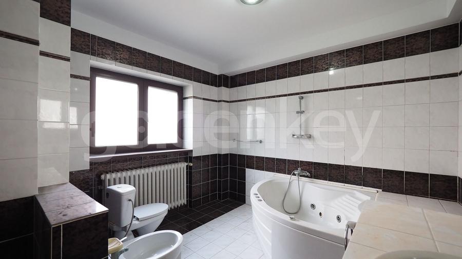 Casă individuală cu 10 camere cu Canalizare în Floreasca
