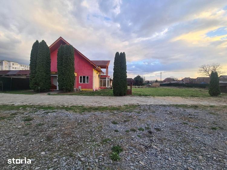 Casă cu 3 camere cu Teren 3500 Mp în Central
