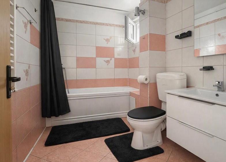 Apartament cu 3 camere semidecomandat în Obor