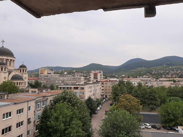 Garsonieră decomandată în Decebal