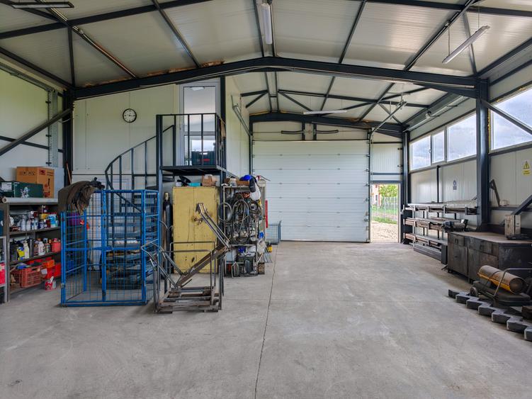 Spațiu industrial, de 248 mp, în Crevedia