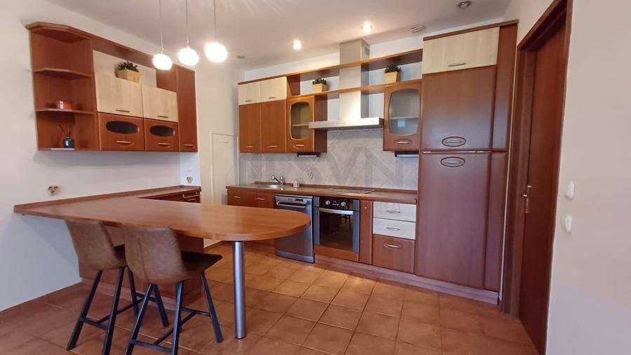 Apartament cu 4 camere decomandat, mobilat în Batistei