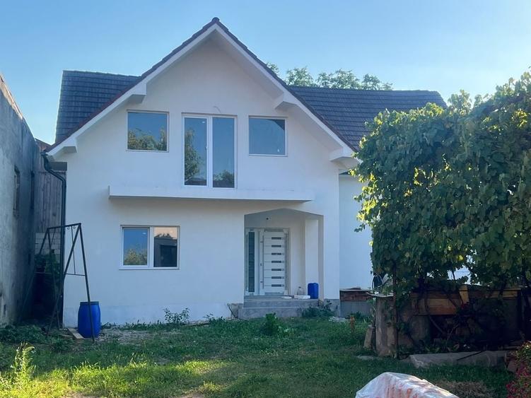 Casă cu 4 camere în Decebal
