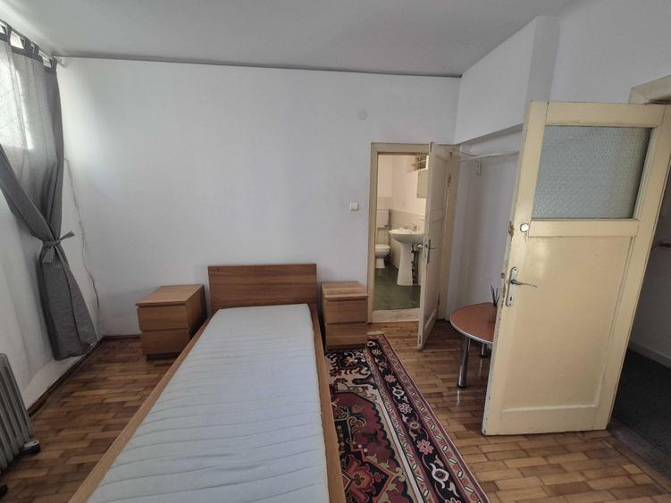 Garsonieră decomandată în Calea Victoriei