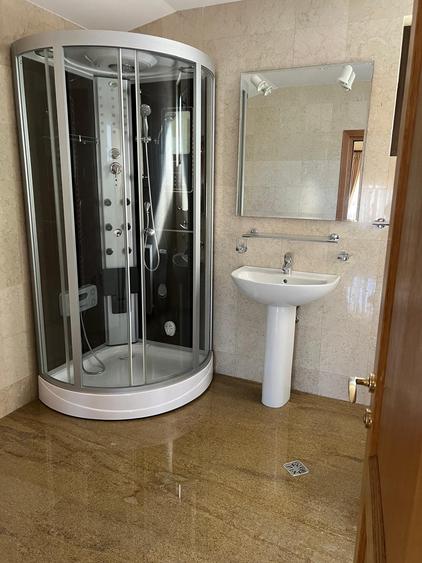 Casă individuală cu 8 camere cu Teren 226 Mp în Central