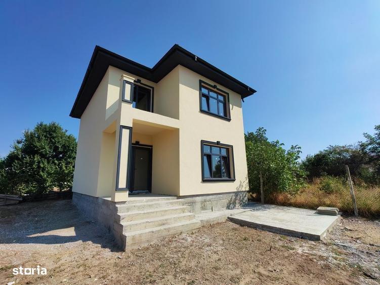 Casă cu 4 camere în Lumina