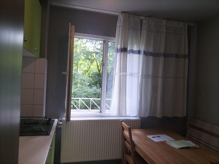 Apartament cu 3 camere semidecomandat în Brâncoveanu