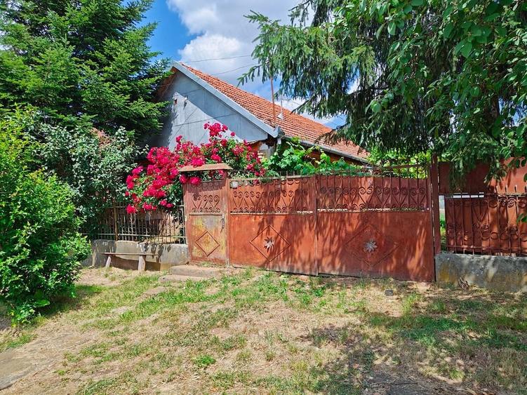 Casă cu 2 camere cu Teren 1175 Mp în Crestur