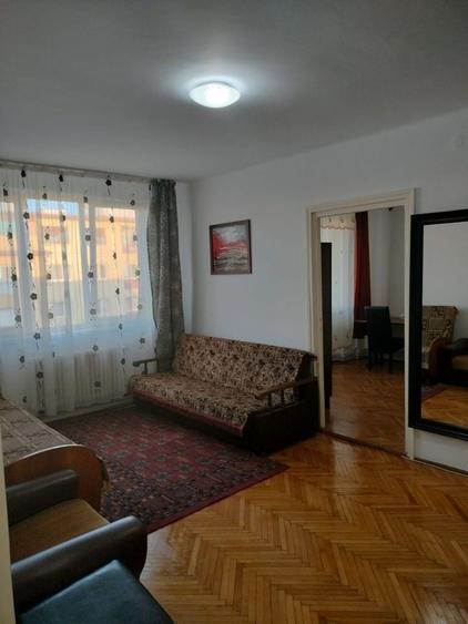 Apartament cu 3 camere semidecomandat în Horea
