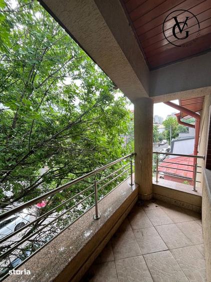 Casă cu 10 camere cu Teren 300 Mp în Tei