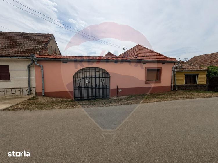 Casă cu 4 camere cu Teren 1150 Mp în Romos