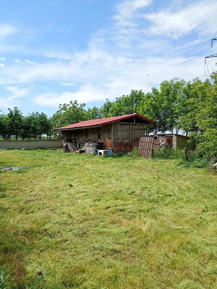 Casă cu 2 camere cu Teren 3500 Mp în Central