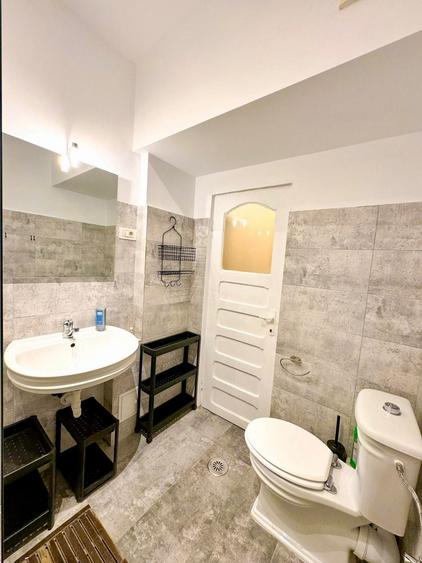 Apartament cu 5 camere decomandat, mobilat în Universitate