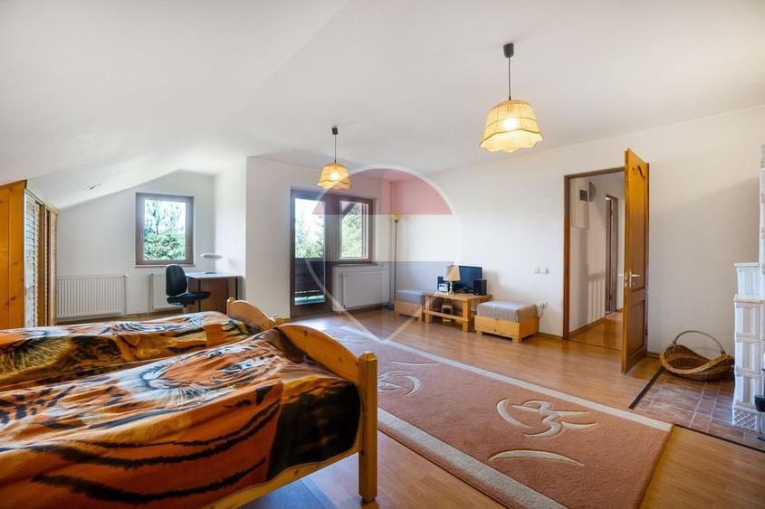 Casă individuală cu 5 camere cu Teren 1204 Mp în Fundata