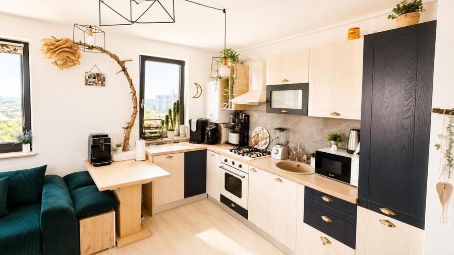 Apartament cu 3 camere decomandat, mobilat în Central