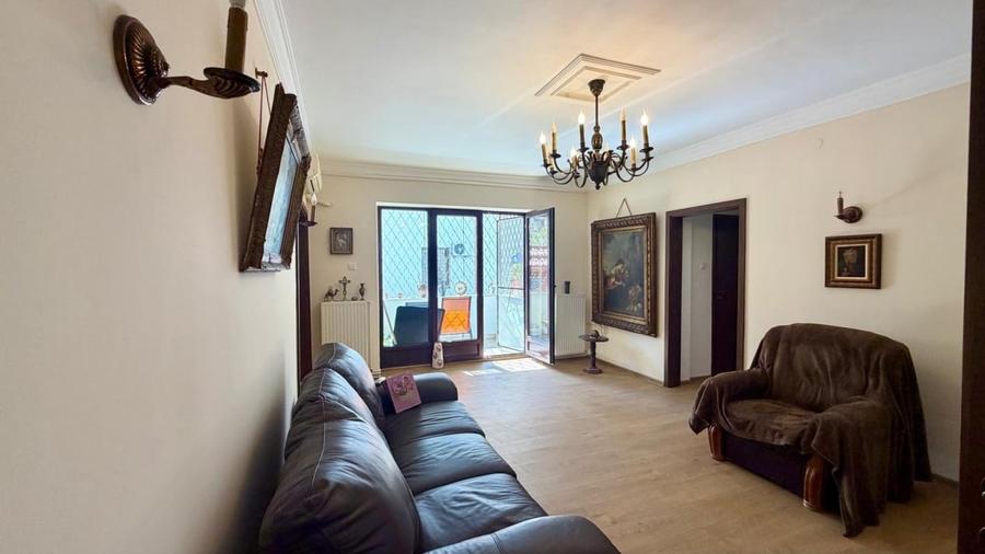 Apartament cu 3 camere semidecomandat în Primăverii