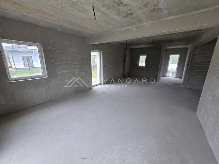 Duplex cu 4 camere cu Canalizare în Corușu