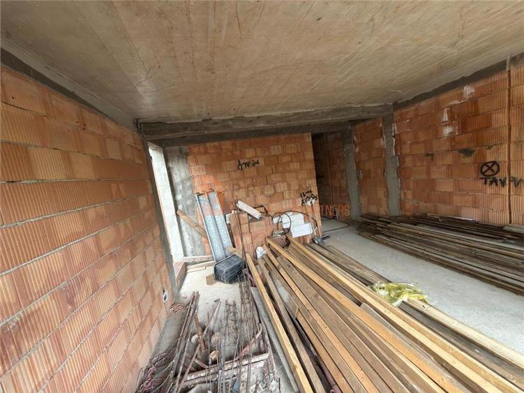 Casă individuală cu 9 camere cu Teren 203 Mp în 1 Decembrie