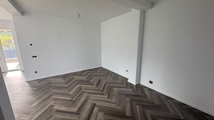 Casă individuală cu 5 camere cu Canalizare în Central