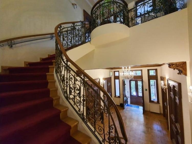 Casă cu 17 camere cu Garaj în P-ța Romană