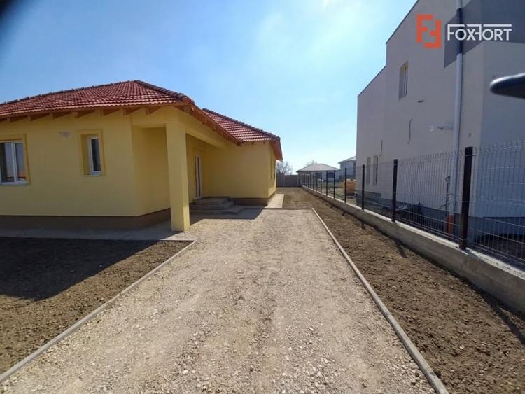 Casă individuală cu 3 camere cu Canalizare în Ghiroda