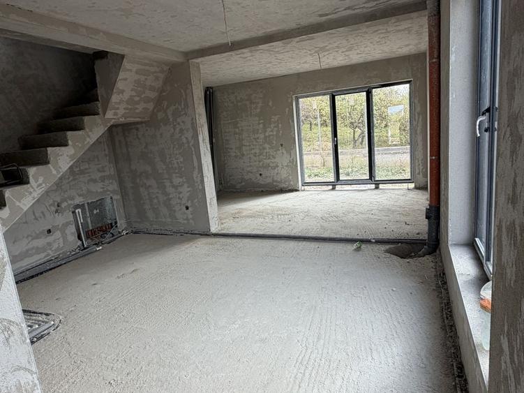 Casă cu 4 camere în Exterior Vest