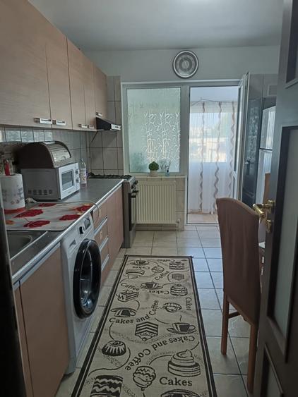 Apartament cu 3 camere decomandat, mobilat în Berceni