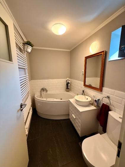 Apartament cu 4 camere semidecomandat, mobilat în Băneasa