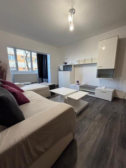 Apartament cu 3 camere semidecomandat în Girocului