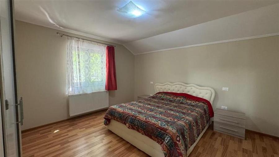 Casă individuală cu 6 camere cu Teren 500 Mp în Exterior Est
