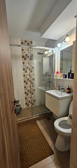 Apartament cu 3 camere semidecomandat în Berceni