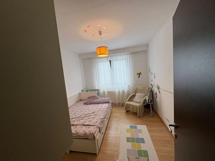 Apartament cu 3 camere decomandat în Roșu