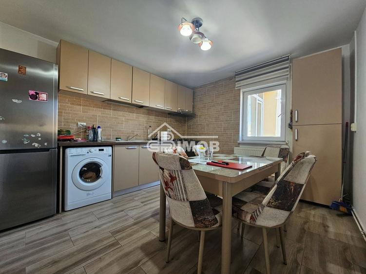 Apartament cu 3 camere decomandat, mobilat în Micro 11
