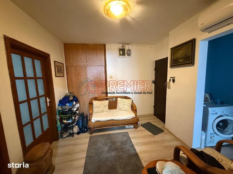 Apartament cu 4 camere semidecomandat în Berceni