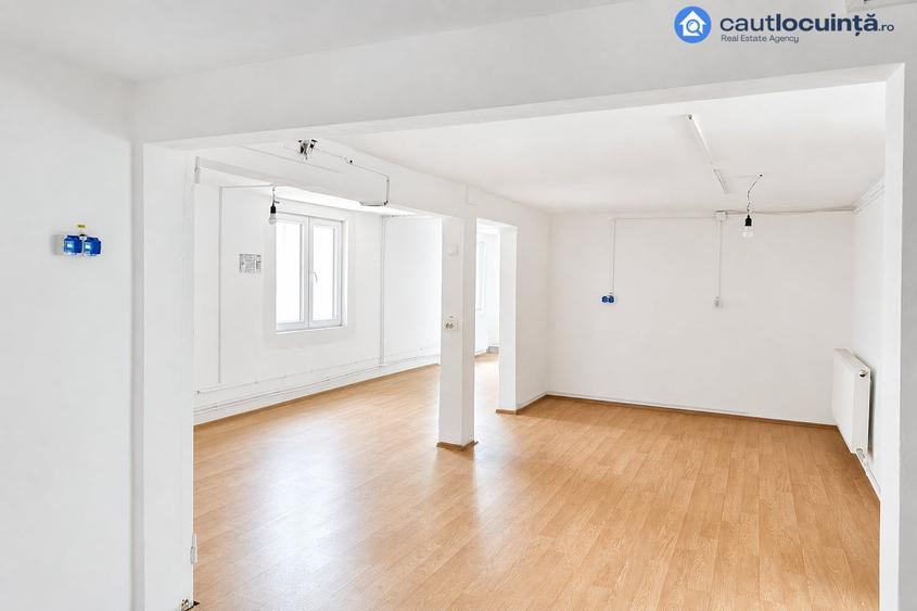 Casă individuală cu 8 camere cu Canalizare în Fundeni