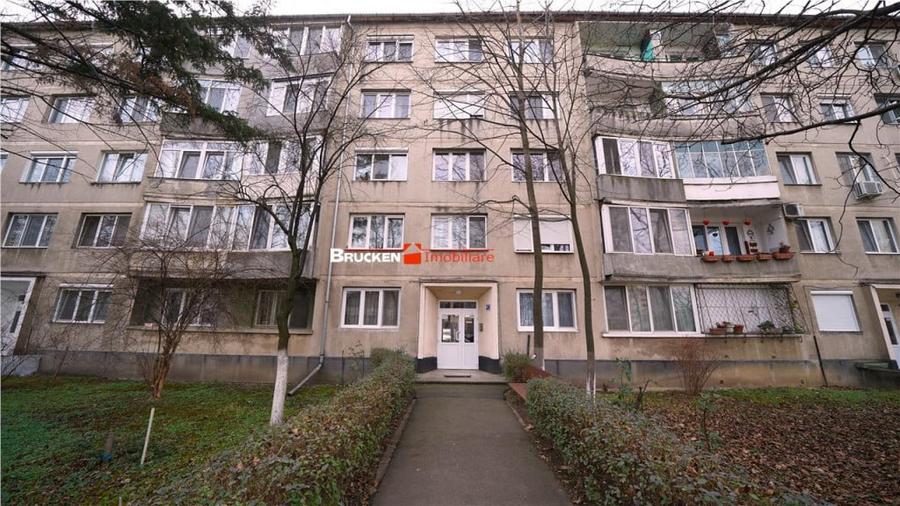 Apartament cu 4 camere decomandat în Rogerius