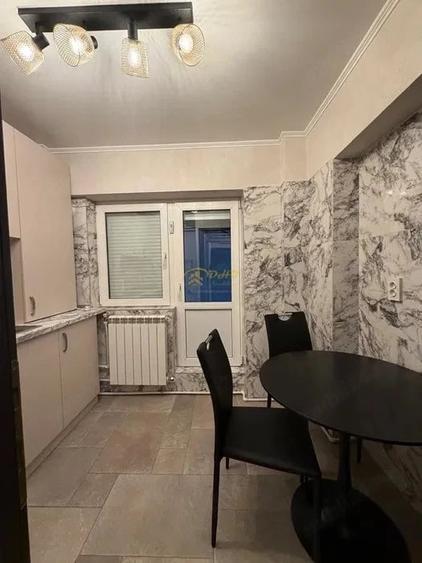 Apartament cu 3 camere decomandat în Palat