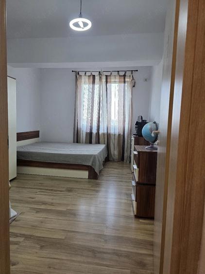 Apartament cu 3 camere semidecomandat în Rași
