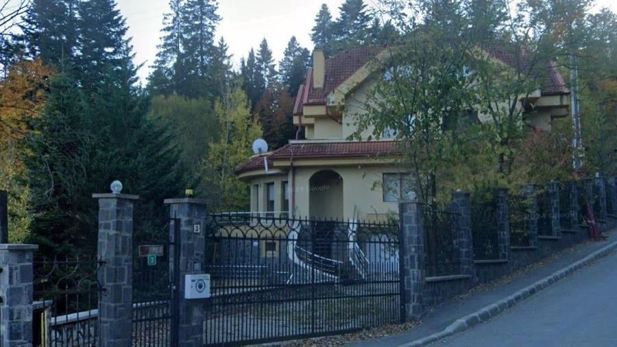 Casă individuală cu 9 camere cu Teren 1512 Mp în Central