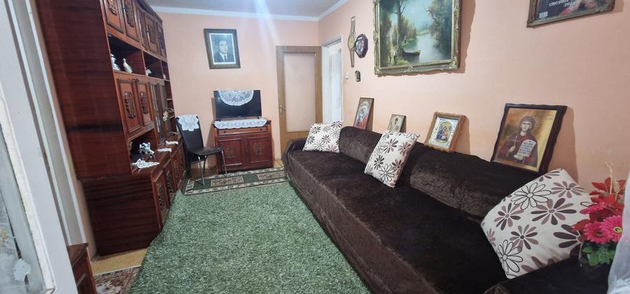 Apartament cu 3 camere semidecomandat în Km 4-5