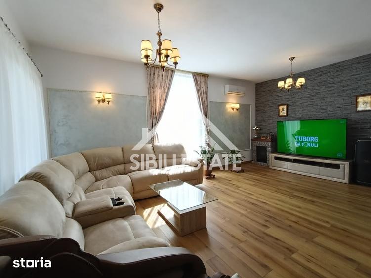 Casă cu 6 camere cu Teren 670 Mp în Roșia