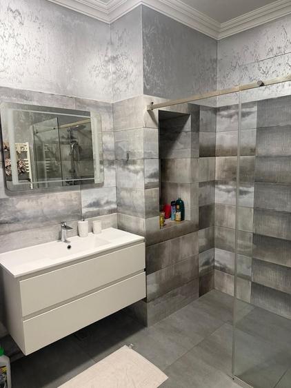 Casă individuală cu 8 camere cu Canalizare în Fundeni