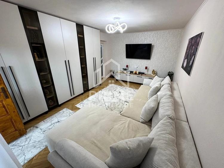Apartament cu 4 camere decomandat în Cetate