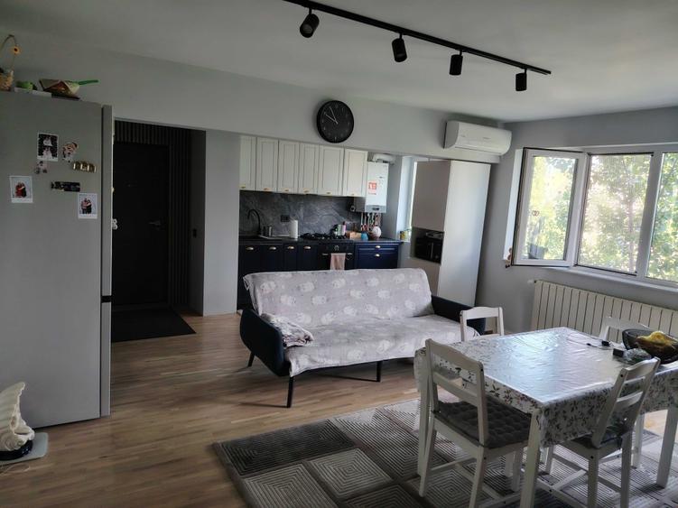 Apartament cu 3 camere semidecomandat în Central