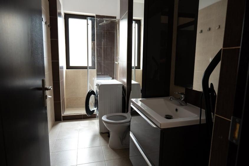 Apartament cu 3 camere semidecomandat, mobilat în 9 Mai